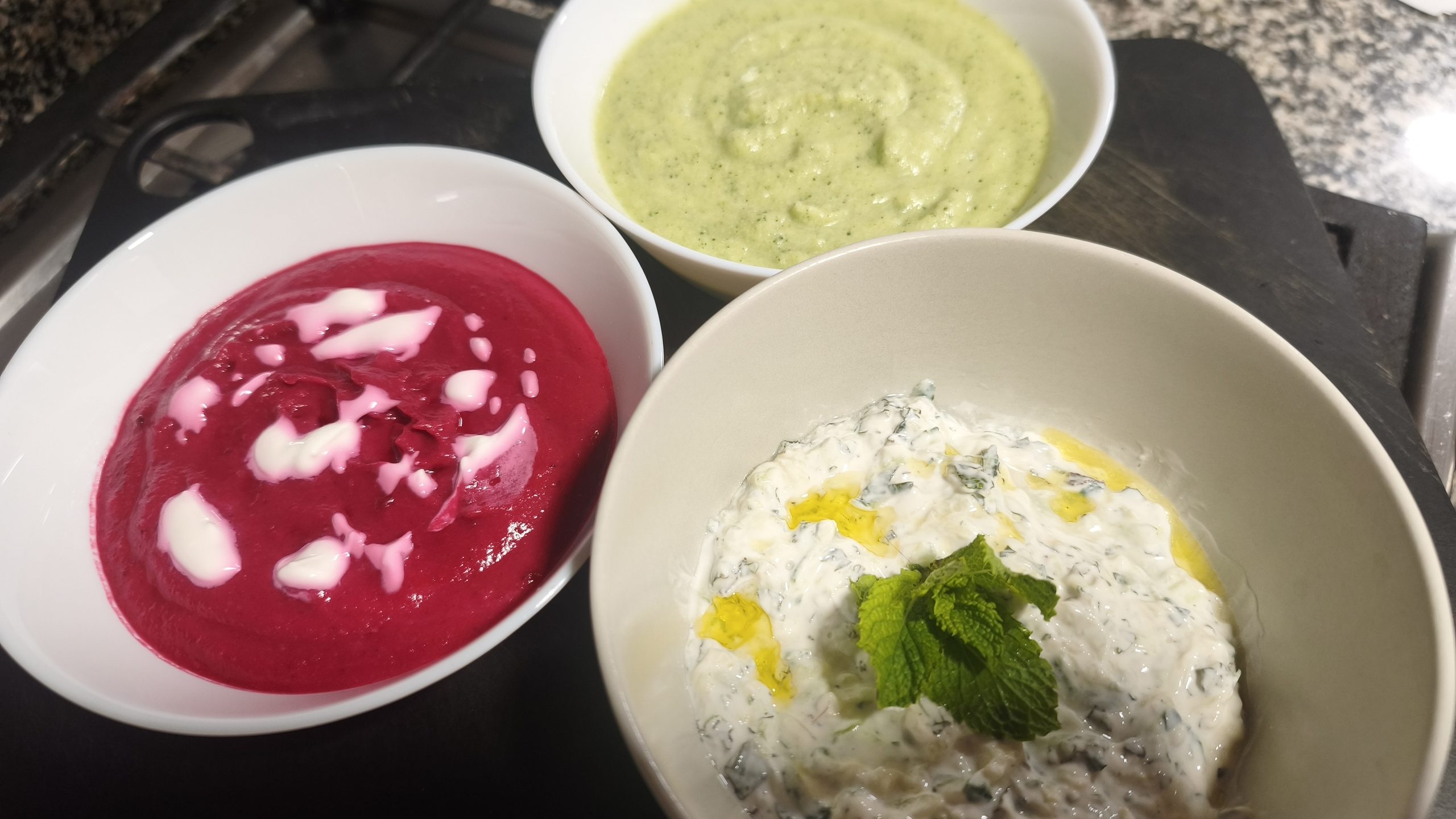 3 cremas frías para verano: pepino y menta, calabacín y coco, remolacha y queso