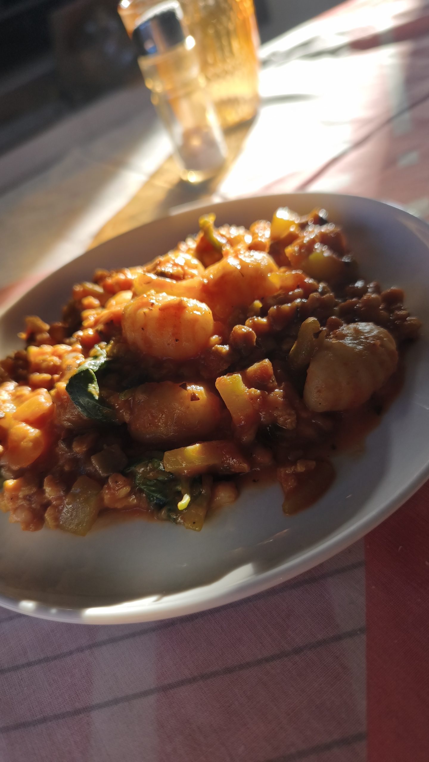Ñoquis con verduras y soja texturizada: una receta improvisada que se queda